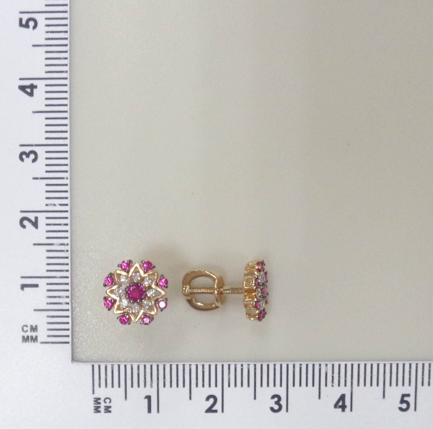 Золотые серьги-пусеты 585 пробы; родий; вставки 2 Рубин 0,193 2/2А; 16 Рубин 0,256 2/2А; 16 Бр.Кр-17